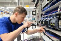Oferta pracy w Niemczech bez języka dla elektryków przemysłowych i pomocników w Isserod