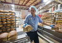 Pracownik produkcji Niemcy praca pakowanie chleba tostowego w Weissenfells